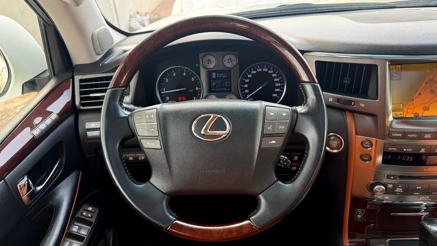 LEXUS LX570 2011 - photo 2